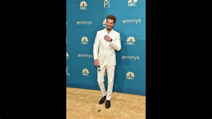 
Andrew Garfield Wows in White Suit at 2022 Emmy Awards 
