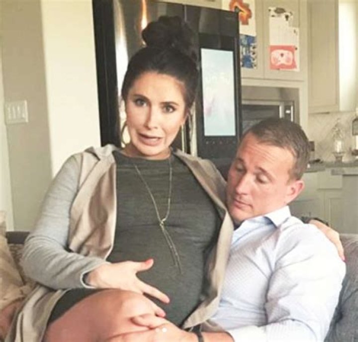 Bristol Palin Shows Off Baby Bump -Very Pregnant Belly!! The Countdown is on! Also know about Bristol and her husband Dakota Meyer Secret Wedding!