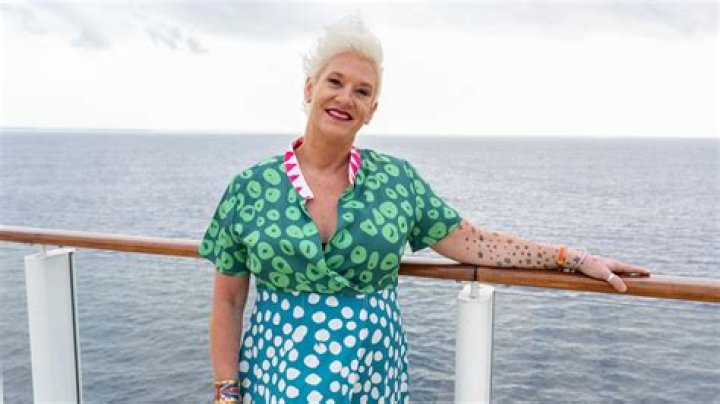 Em Wallbank - Age, Family, Bio