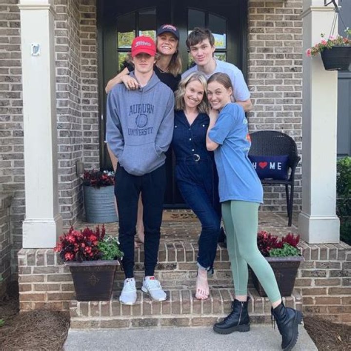 Glance At The Life Of Kelly Collins Lintz