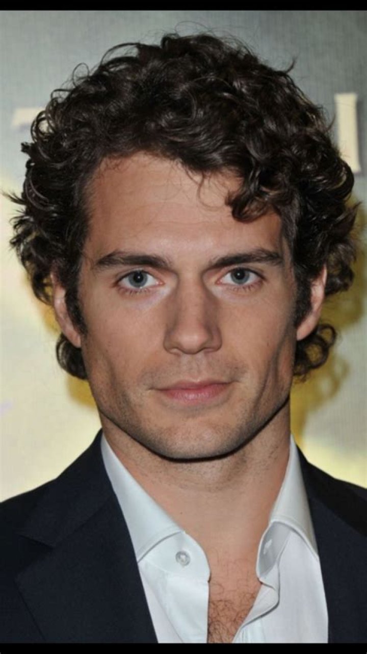 Henry Cavill with unruly curly hair & sweatpants at LAX: would you hit it?