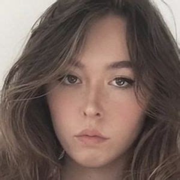 Hollie fy - Age, Family, Bio