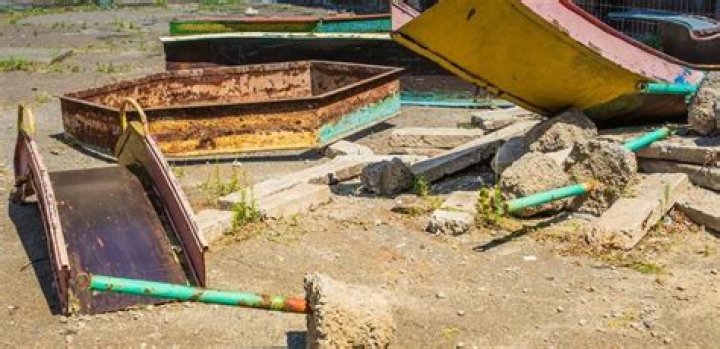 How much does it cost to remove a playset?