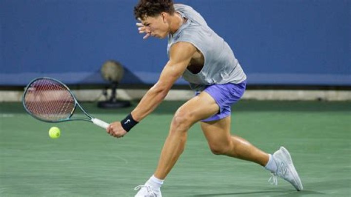 How tall is Mackenzie McDonald the tennis player?