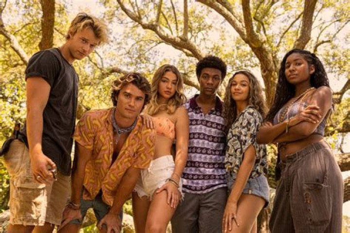 How tall is the Outer Banks actor?