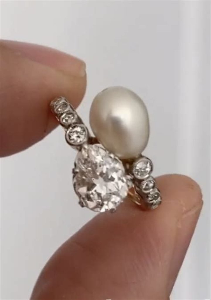 Is anyone else in love with Emma Stone’s pearl & diamond engagement ring?