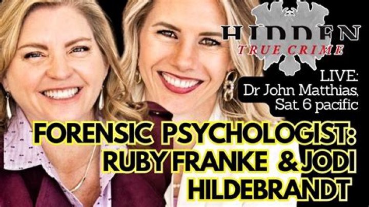 Is Brianna Hildebrand lesbian?