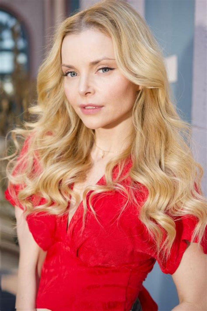 Izabella Miko Bio (Wiki) 