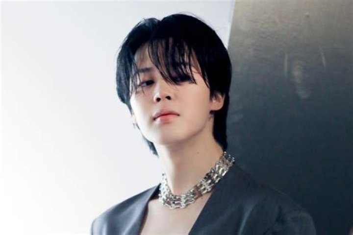 
Jimin Became The First Single Artist In Hanteo History To Sell Over A Million Copies 