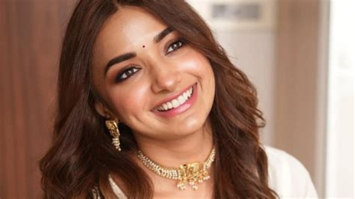 
Jiya Khan Height, Weight, Net Worth, Age, Birthday, Wikipedia, Who, Nationality, Biography 