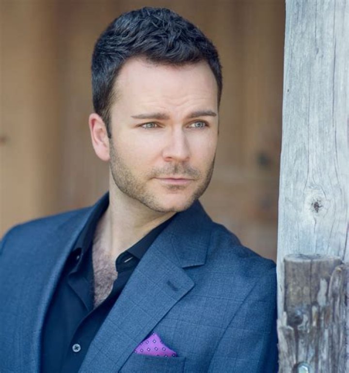 Joshua Hopkins - Age, Family, Bio