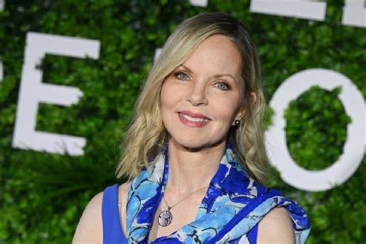 Julie Anderson - Age, Family, Bio