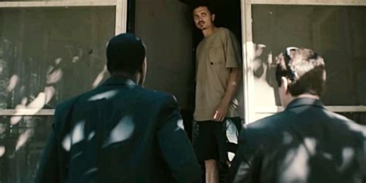 Karl Glusman wore a ‘Friends’ t-shirt & sweatpants when he proposed to Zoe Kravitz