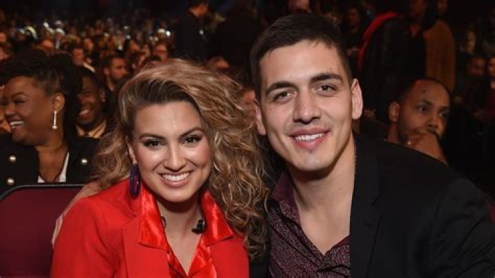 Know the Relationship Status of Famous Singer, Tori Kelly and Her Net Worth