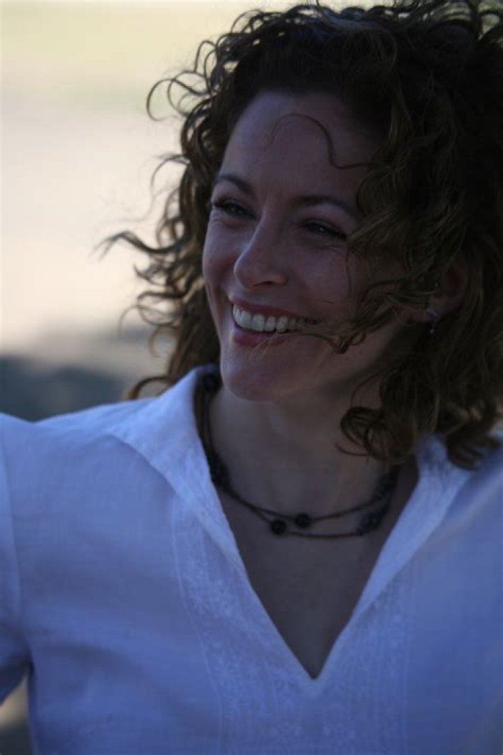 Leslie Hope - Age, Family, Bio