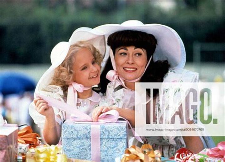 Mara Hobel - Age, Family, Bio