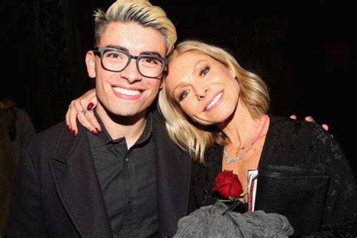 Mark Consuelos’ wife Kelly Ripa reveals the secrets of their happy marriage affair. Know all about their relation