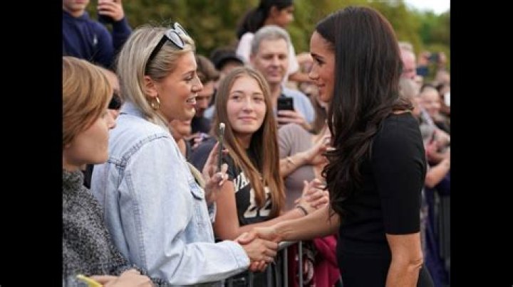 
Meghan Markle Receives Hug From 14-Year-Old Girl While Mourning Queen Elizabeth’s Death 