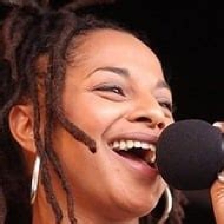 Singers Born January 1 | Famous Birthdays