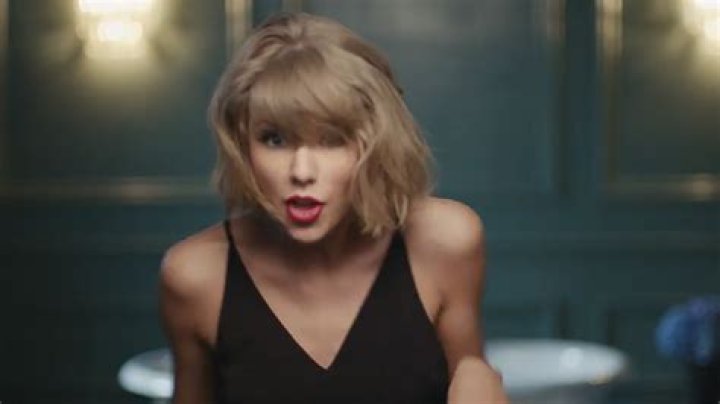 	Taylor Swift hilariously mocks the randomness of hipsters & hipster music videos	