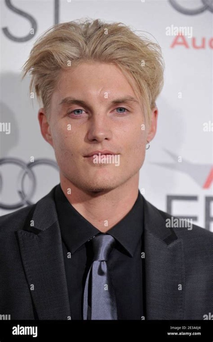 Toby Hemingway - Age, Family, Bio