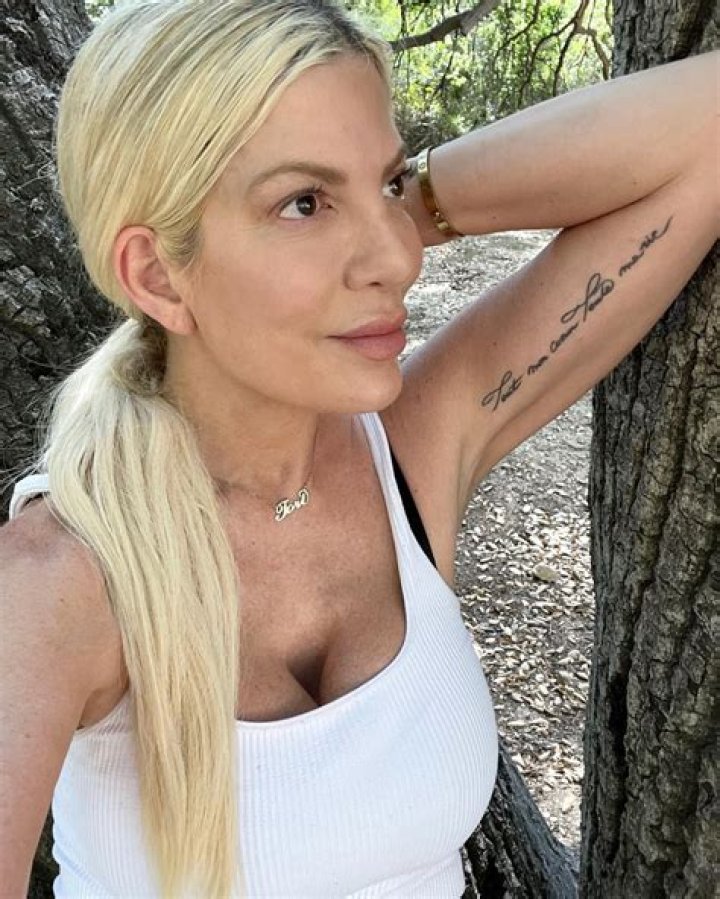 “Tori Spelling gets free porn for Life” Links