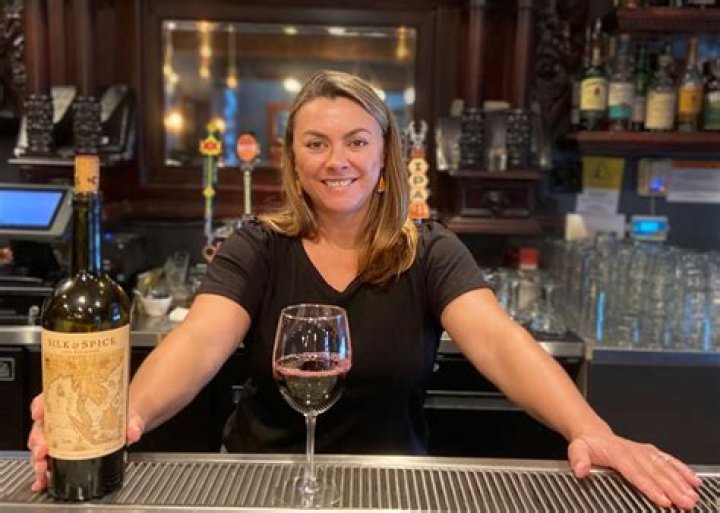 Where is Aspens Restaurant and Lounge? Jackson Mahomes assaulted waiter, kissed 40-year-old female owner Aspen Vaughn