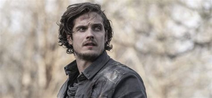 Who is Fear the Walking Dead Star Holly Curran's Dating Right Now? Know Her Instagram, Birthday, Age, Net Worth, Boyfriend, Parents, Siblings, & More!